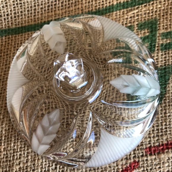 Crystal Footed Dish with Lid Frosted LEAF design - Picture 4 of 7